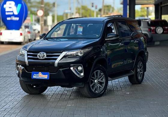 TOYOTA HILUX SW4 2.8 SRX 4X4 7 LUGARES 16V TURBO INTERCOOLER DIESEL 4P AUTOMÁTICO TOYOTA HILUX SW4 2.8 SRX 4X4 7 LUGARES 16V TURBO INTERCOOLER DIESEL 4P AUTOMÁTICO
